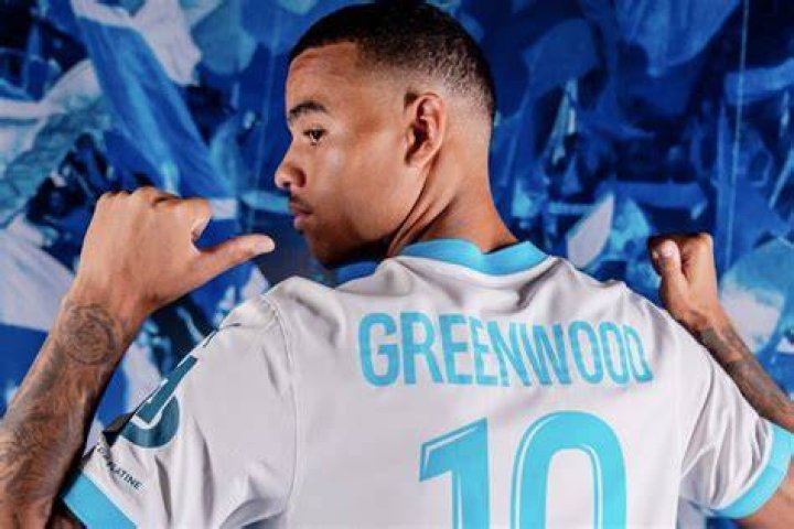Greenwood ត្រូវ បាន ចោទ ប្រកាន់ ថា បាន ធ្វើ បាប មិត្ត ស្រី របស់ គាត់