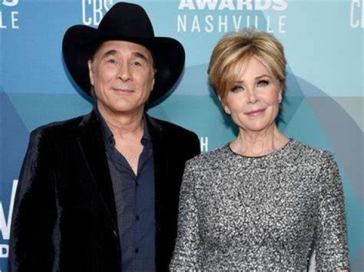 Is Clint Black Still Married? All The Details On His Relationships