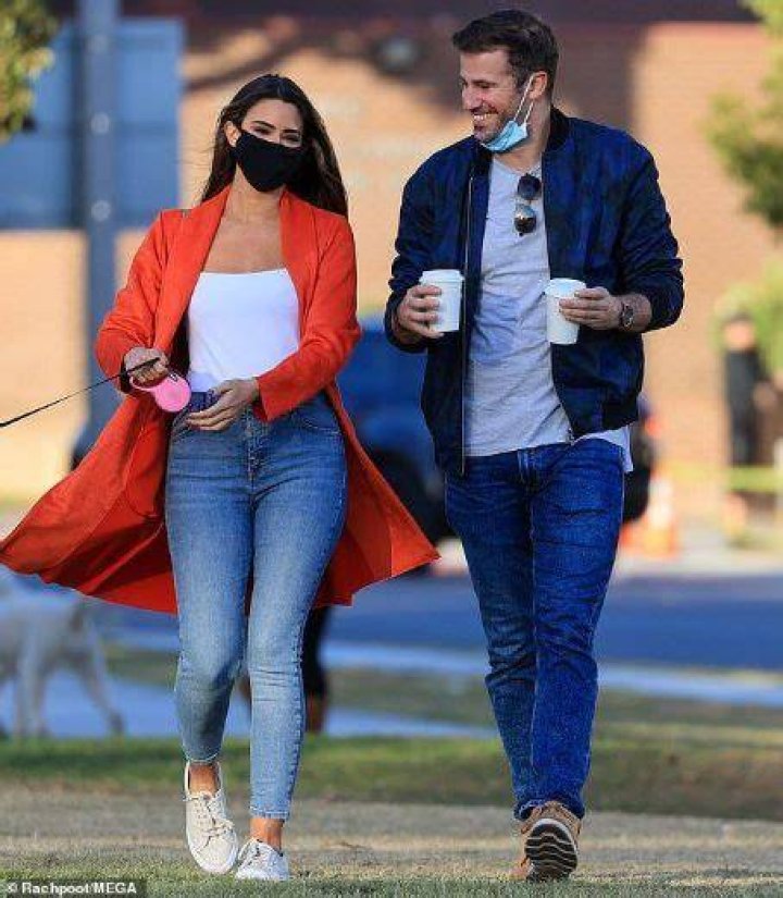 Jennifer Lahmers is dating "hot doctor" Dr. Mike!