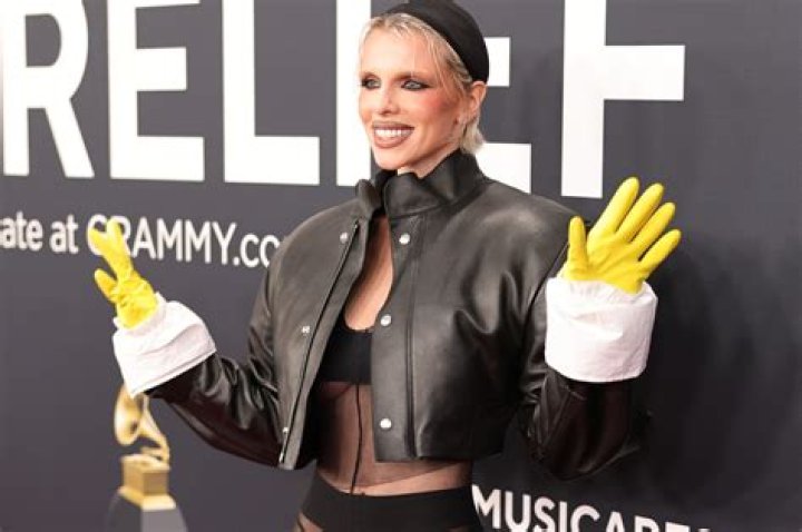 Julia Fox&rsquo;s Gloves Are the Most Seductive Part of Her Look Vogue