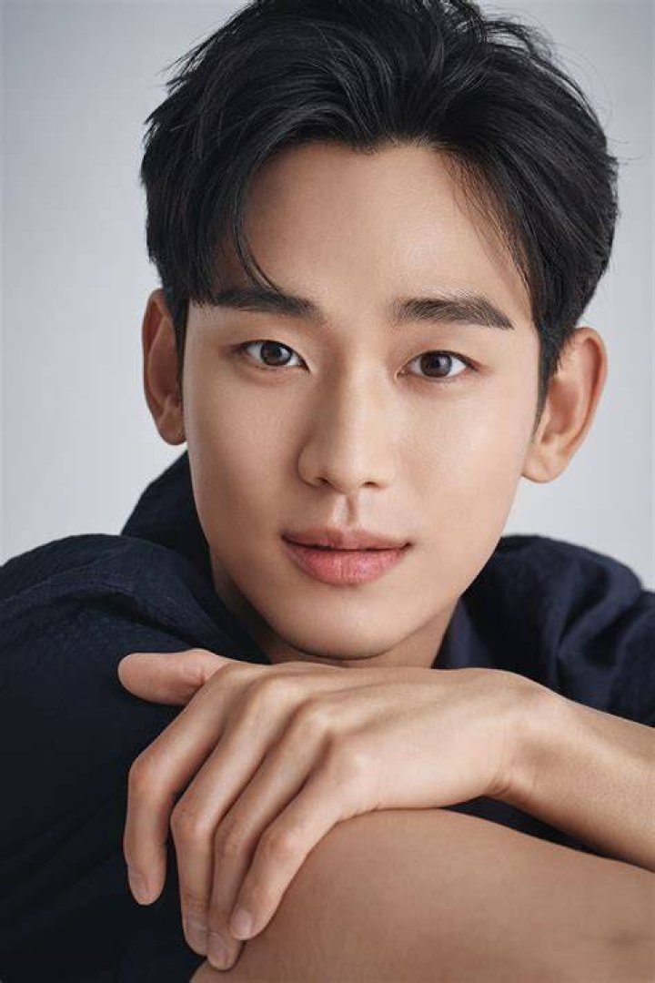 Korean Actor Kim SooHyun Is Officially Discharged From The Military