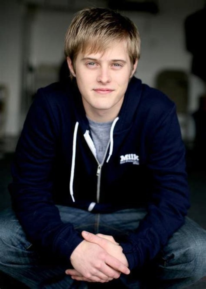 Lucas Grabeel Shows Right Way Of Dating Girlfriend; En Route To Get