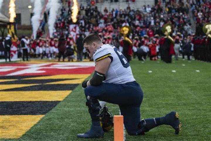 Michigan’s Zak Zinter undergoes successful surgery on leg What his