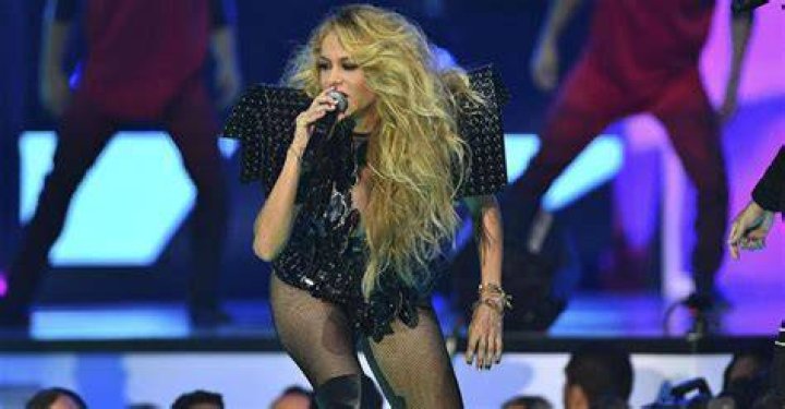 PERFIL Esc&aacute;ndalos, melena oxigenada y millones Paulina Rubio, de 47
