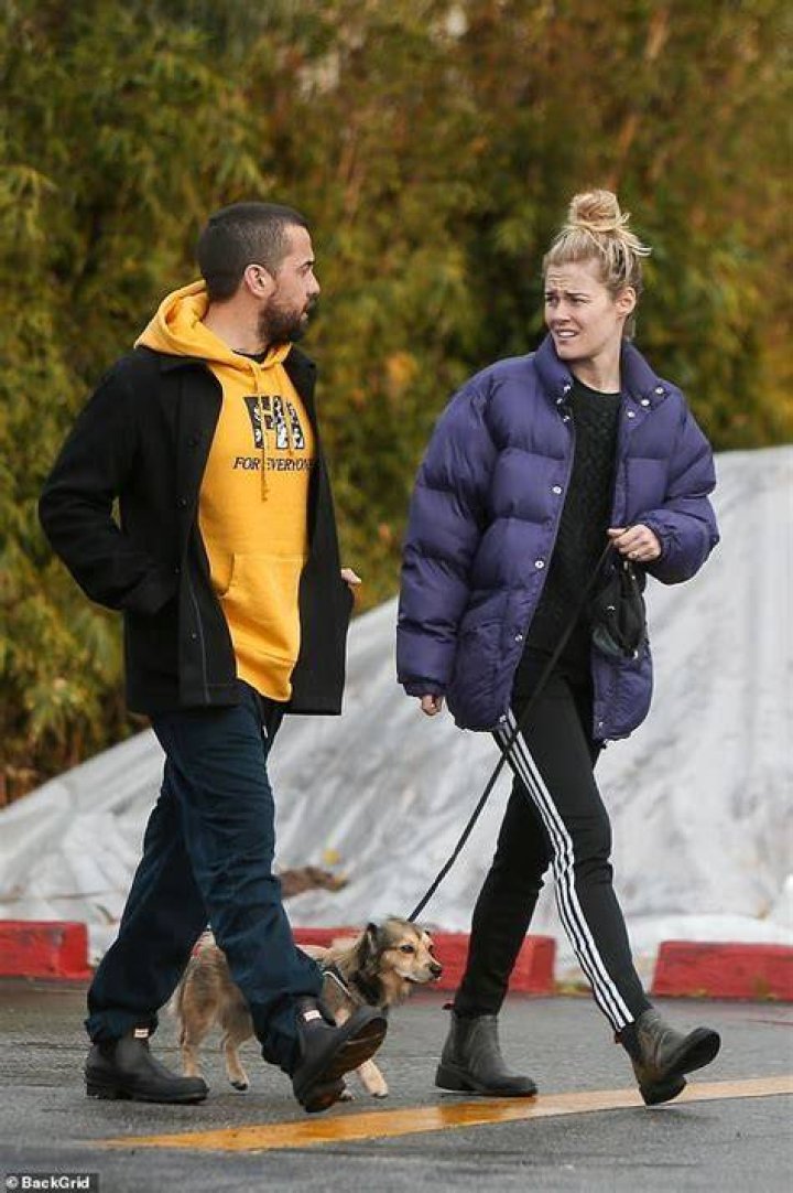 Rachael Taylor flashes two ring on her wedding finger Daily Mail Online