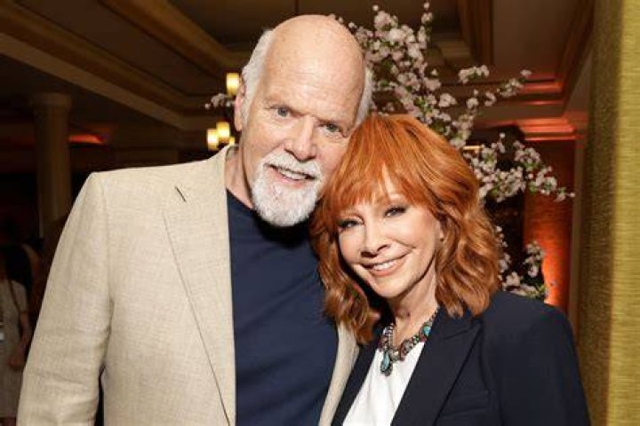 Reba McEntire&rsquo;s 1st Husband Divorced His Previous Wife after Their 1st