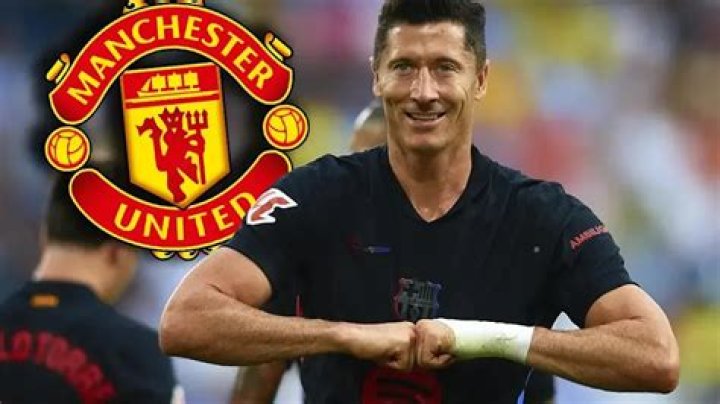 Robert Lewandowski gives Manchester United transfer hope as war of