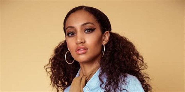 Samantha Logan Biography, Height, Weight, Age, Movies, Husband, Family