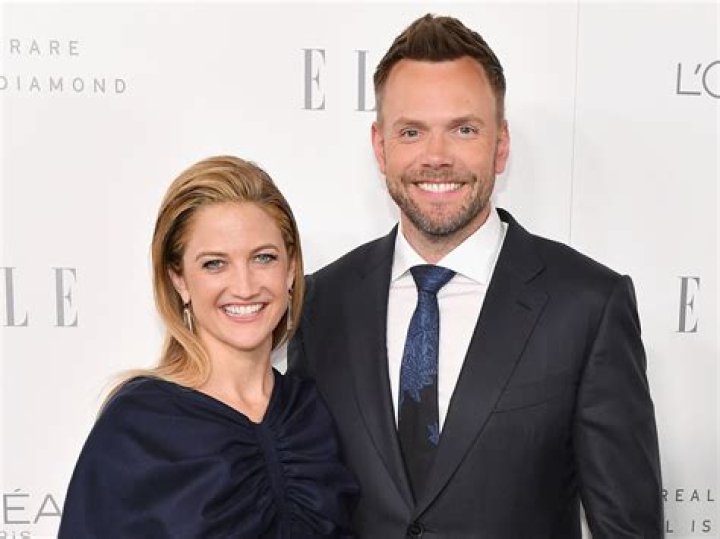 Sarah Williams, Joel McHale&rsquo;s Wife 5 Fast Facts to Know