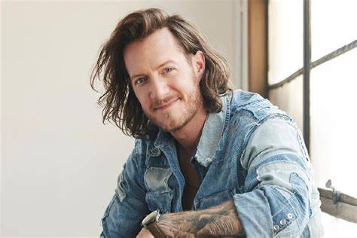 Tyler Hubbard Releases New Acoustic Version of "5 Foot 9" UMG Nashville