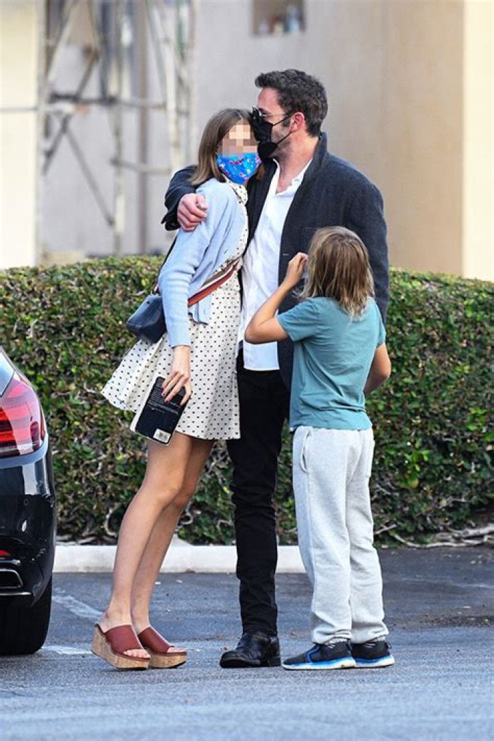 Violet Affleck Photos Ben Affleck and Jennifer Garner's Daughter Today